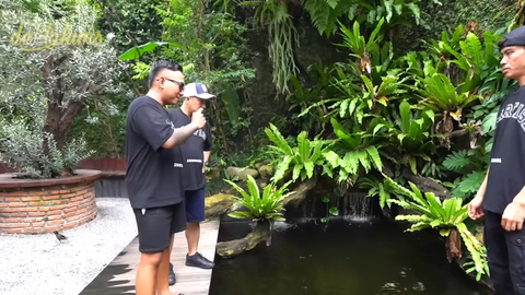 Potret kolam ikan di rumah Irfan Hakim\YouTube deHakims Channel