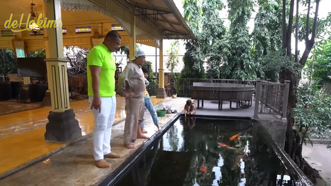 Potret kolam ikan di rumah Irfan Hakim\YouTube deHakims Channel