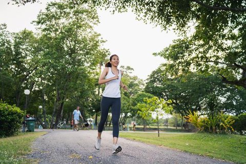 Ilustrasi jogging di pagi hari/copyright freepik.com/tirachardz