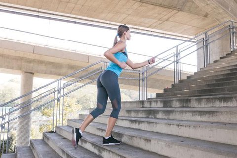 Ilustrasi jogging di pagi hari/copyright freepik.com/tirachardz