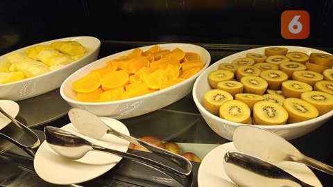 Pilih nasi Padang atau warteg untuk makan sehat yang terjangkau. Porsi yang pas dengan lauk sehat seperti ikan bakar dan sayuran dapat membantu mencegah kolesterol tinggi dan diabetes (Foto: