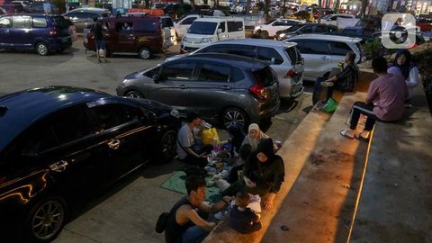Seorang laki-laki tertidur di atas kemudi mobilnya (Foto Dok: Freepik/diana.grytsku).