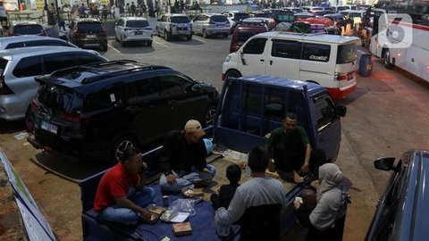 Seorang laki-laki tertidur di atas kemudi mobilnya (Foto Dok: Freepik/diana.grytsku).