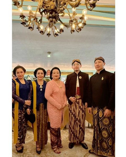 Potret Mayangsari dan Khirani Trihatmodjo kompak pakai kebaya biru. [IG: @khiranitrihatmodjo]