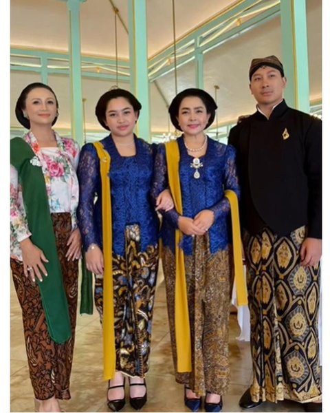 Potret Mayangsari dan Khirani Trihatmodjo kompak pakai kebaya biru. [IG: @khiranitrihatmodjo]