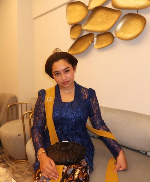 Potret Mayangsari dan Khirani Trihatmodjo kompak pakai kebaya biru. [IG: @khiranitrihatmodjo]