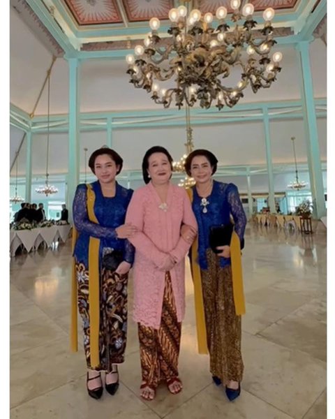 Potret Mayangsari dan Khirani Trihatmodjo kompak pakai kebaya biru. [IG: @khiranitrihatmodjo]