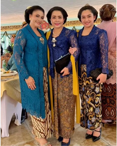 Potret Mayangsari dan Khirani Trihatmodjo kompak pakai kebaya biru. [IG: @khiranitrihatmodjo]