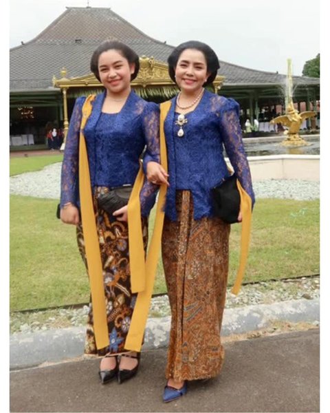 Potret Mayangsari dan Khirani Trihatmodjo kompak pakai kebaya biru. [IG: @khiranitrihatmodjo]
