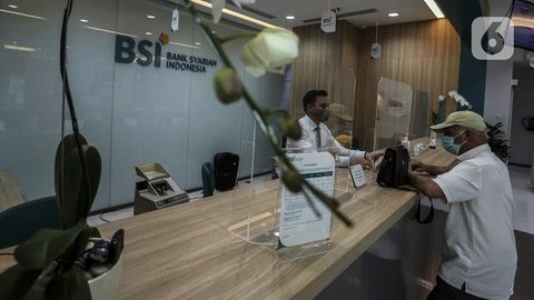 Nasabah menunggu di kantor cabang Bank Syariah Indonesia, Jakarta Selasa (2/2/2021). PT Bank Syariah Indonesia Tbk (BSI) resmi beroperasi dengan nama baru mulai 1 Februari 2021. (Liputan6.com