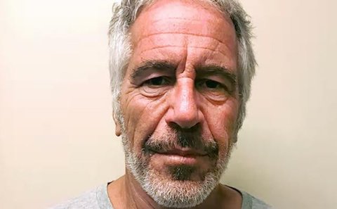 Dokumen dari berkas Jeffrey Epstein yang dirilis Kementerian Kehakiman Amerika Serikat difoto pada Jumat, 2 Januari 2026. (Dok. AP/Jon Elswick, arsip)