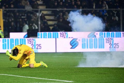 Kiper Cremonese dan penjaga gawang Timnas Indonesia, Emil Audero, menjadi korban pelemparan kembang api yang dilakukan oknum suporter Inter Milan di Stadio Giovanni Zini, Senin (02/02/2026) d