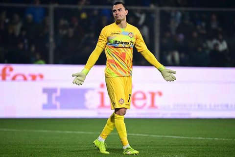 Kiper Cremonese dan penjaga gawang Timnas Indonesia, Emil Audero, menjadi korban pelemparan kembang api yang dilakukan oknum suporter Inter Milan di Stadio Giovanni Zini, Senin (02/02/2026) d
