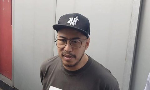 Pandji Pragiwaksono datang ke rumah duka untuk memberi penghormatan terakhir kepada almarhum Gustiwiw. Ia dengar kabar duka justru dari medsos. (Foto: M. Altaf Jauhar)