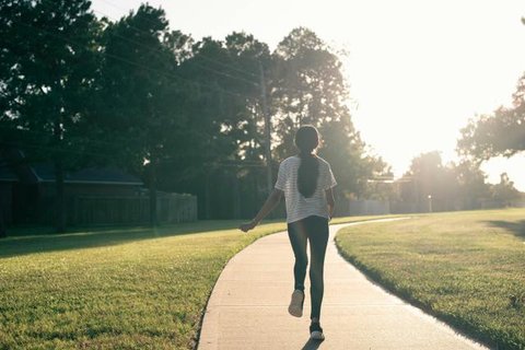 Cara walking workout untuk usia 50 tahun. (Unsplash - Arek Adeoye)