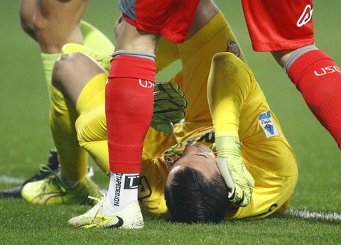 Kiper Cremonese dan penjaga gawang Timnas Indonesia, Emil Audero, menjadi korban pelemparan kembang api yang dilakukan oknum suporter Inter Milan di Stadio Giovanni Zini, Senin (02/02/2026) dini hari WIB. Dalam duel pekan ke-23 Serie A tersebut, Cremonese kalah 0-2 dari Inter.