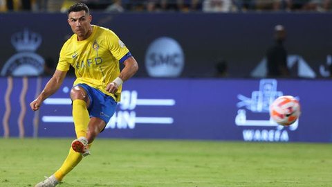 Pemain Al-Nassr, Cristiano Ronaldo berusaha mencetak gol dari situasi tendangan bebas ke gawang Damac pada laga lanjutan Liga Arab Saudi di King Saud University Stadium, Riyadh, Arab Saudi, 21 Oktober 2023.
