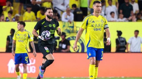 Pemain depan Nassr asal Portugal #7, Cristiano Ronaldo, bereaksi saat pemain depan Ittihad asal Prancis #09 Karim Benzema merayakan gol pertama timnya selama pertandingan sepak bola Liga Pro Saudi antara Al-Nassr dan Al-Ittihad di Taman Al-Awwal di Riyadh, Kamis dini hari WIB (8-5-2025).