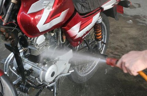 Ilustrasi mencuci sepeda motor (autocarindia.com)