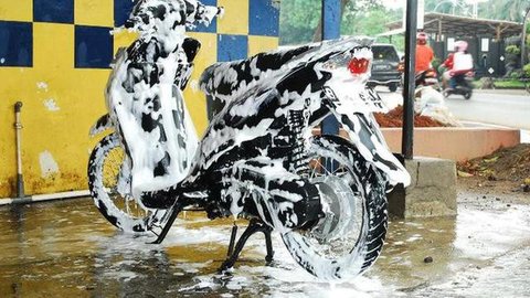 Ilustrasi mencuci sepeda motor (autocarindia.com)