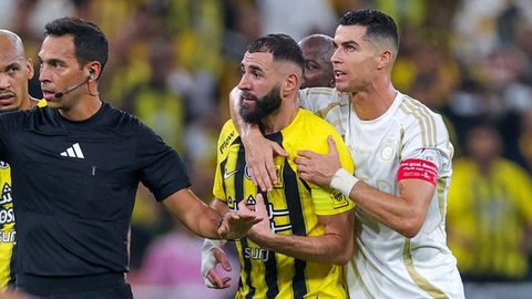 Pemain depan Nassr asal Portugal #7, Cristiano Ronaldo, bereaksi saat pemain depan Ittihad asal Prancis #09 Karim Benzema merayakan gol pertama timnya selama pertandingan sepak bola Liga P