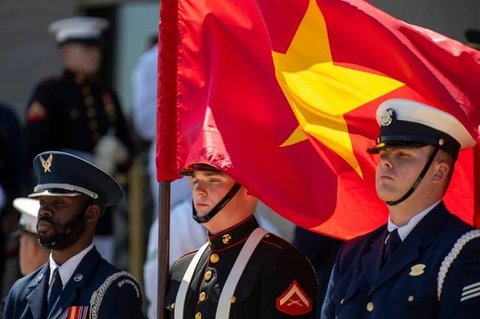 Menteri Pertahanan Amerika Serikat Pete Hegseth (kiri) berbincang dengan Sekretaris Jenderal Partai Komunis Vietnam To Lam dalam pertemuan di Hanoi, Vietnam, 2 November 2025. (Dok. AP Photo/H