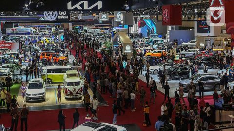 Pengunjung menghadiri pembukaan pameran Indonesia International Motor Show (IIMS) 2023 di Jiexpo Kemayoran, Jakarta, Kamis (16/2/2023). IIMS 2023 yang berlangsung pada 16-26 Februari menghadi
