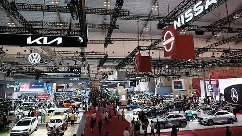 Pengunjung menghadiri pembukaan pameran Indonesia International Motor Show (IIMS) 2023 di Jiexpo Kemayoran, Jakarta, Kamis (16/2/2023). IIMS 2023 yang berlangsung pada 16-26 Februari menghadi