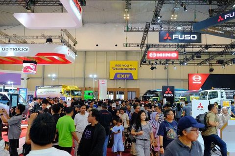 Pengunjung menghadiri pembukaan pameran Indonesia International Motor Show (IIMS) 2023 di Jiexpo Kemayoran, Jakarta, Kamis (16/2/2023). IIMS 2023 yang berlangsung pada 16-26 Februari menghadi