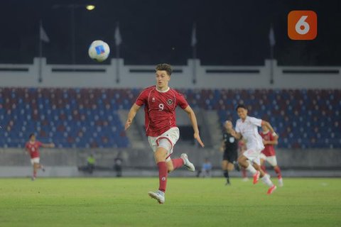 Pemain Timnas Indonesia U-22, Mauro Ziljstra mencoba mengejar bola saat melawan Myanmar U-22 pada pertandingan SEA Games 2025 di 700th Anniversary Stadium, Chiang Mai, Jumat (12/12/2025).