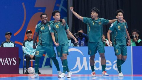 Di menit ke-11, skuad Garuda sukses menggandakan keunggulan lewat gol yang dicetak Ardiansyah Nur. Tampak dalam foto, Wendy Brian Lindrey (kiri) merangkul Ardiansyah Nur (kedua kiri) yang mencetak gol kedua untuk Timnas Futsal Indonesia saat melawan Vietnam pada babak perempat final Piala Asia Futsal 2026 di Indonesia Arena, Kompleks Gelora Bung Karno, Senayan, Jakarta, Selasa (3/2/2026).