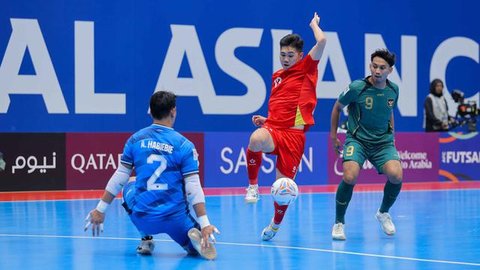 Di babak kedua, serangan berbahaya Vietnam hampir mengoyak gawang Indonesia. Tampak dalam foto, penjaga gawang Timnas Futsal Indonesia, Ahmad Habiebie (kiri) berusaha menahan serangan pemain Vietnam pada babak perempat final Piala Asia Futsal 2026 di Indonesia Arena, Kompleks Gelora Bung Karno, Senayan, Jakarta, Selasa (3/2/2026).