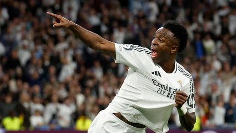 Vinicius Junior dari Real Madrid merayakan setelah memberi assist kepada rekannya, Kylian Mbappe, untuk mencetak gol dalam laga La Liga antara Real Oviedo dan Real Madrid di Stadion Carlos