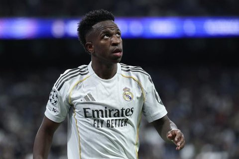 Vinicius Junior dari Real Madrid merayakan setelah memberi assist kepada rekannya, Kylian Mbappe, untuk mencetak gol dalam laga La Liga antara Real Oviedo dan Real Madrid di Stadion Carlos