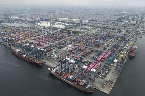 Sepanjang Januari hingga Desember 2025, Badan Pusat Statistik (BPS) mencatat neraca perdagangan Indonesia surplus sebesar 41,05 miliar dollar AS. Tampak foto udara menunjukkan aktivitas bongk