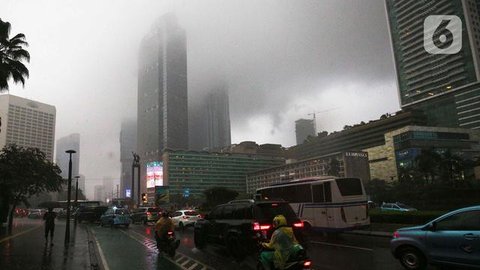 Awan tebal menjelang hujan lebat disertai angin kencang atau cuaca ekstrem. (Foto: Liputan6.com/Muhamad Ridlo)