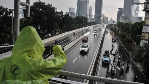 Awan tebal menjelang hujan lebat disertai angin kencang atau cuaca ekstrem. (Foto: Liputan6.com/Muhamad Ridlo)