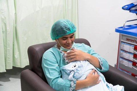 Billy Syahputra temani persalinan Vika Kolesnaya. [IG: @vika.kolesnaya]