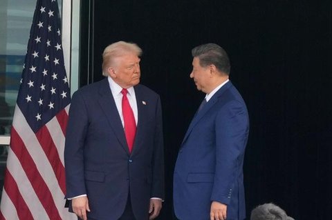 Presiden Amerika Serikat (AS) Donald Trump (kiri) dan Presiden Tiongkok Xi Jinping berjabat tangan saat meninggalkan Pangkalan Udara Gimhae, yang terletak di sebelah Bandara Internasional Gim