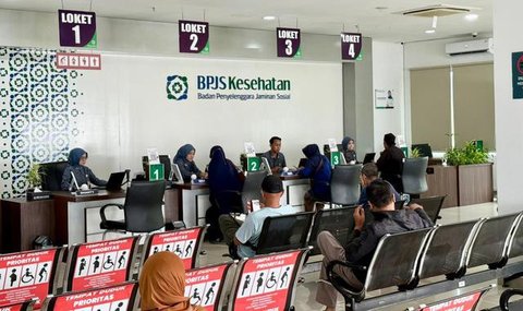 Pegawai melayani peserta BPJS Kesehatan di Kantor Cabang Kota Tangerang, Rabu (7/1/2020). Iuran BPJS Kesehatan resmi naik per hari ini untuk kelas I menjadi sebesar Rp150.000 per orang per bu