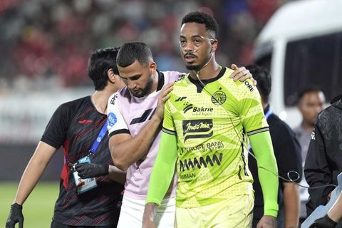 Kiper keturunan Indonesia-Iran, Cyrus Margono setelah mengambil sumpah Warga Negara Indonesia (WNI) di Kanwil Kemenkumham DKI, Cawang, Jakarta, Kamis (21/03/2024). (Bola.com/Bagaskara Lazu