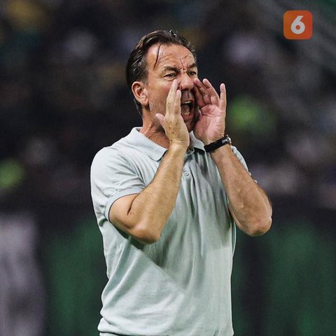 Pelatih PSIM Yogyakarta, Jean-Paul Van Gastel saat memberikan instruksi di pinggir lapangan ketika melawan Persebaya Surabaya pada BRI Super League 2025/2026 di Stadion Gelora Bu