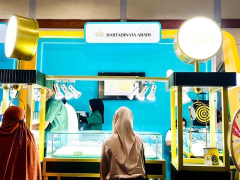 Seorang pegawai menunjukan emas batangan di Jakarta, Senin (10/10). Harga jual emas PT Aneka Tambang (Persero) Tbk (Antam) pada perdagangan awal pekan ini terpantau stagnan. (Liputan6.com/Ang