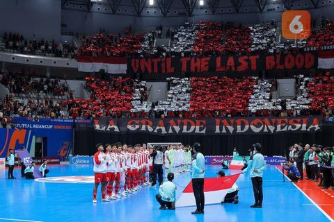Para pemain Timnas Futsal Indonesia menyanyikan lagu kebangsaan Indonesia dengan latar belakang koreografi dari Suporter La Grande Indonesia dalam laga final Piala Asia Futsal 2026 melawan Iran dalam laga yang berlangsung di Indonesia Arena, Senayan, Jakarta, Sabtu (07/02/2026).