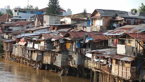 Suasana pemukiman padat penduduk di tepian sungai di Jakarta, Jumat (19/5/2023). (Liputan6.com/Angga Yuniar)