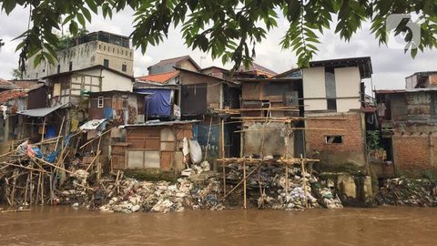 Suasana pemukiman padat penduduk di tepian sungai di Jakarta, Jumat (19/5/2023). (Liputan6.com/Angga Yuniar)