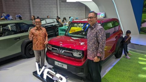 CEO VinFast Kariyanto Hardjosoemarto dan Pengamat Ekonomi Senior Joshua Pardede saat sesi Vin Talks di IIMS 2026 pada Jumat, 6 Februari 2026 (Liputan6/Azkal Azkia)