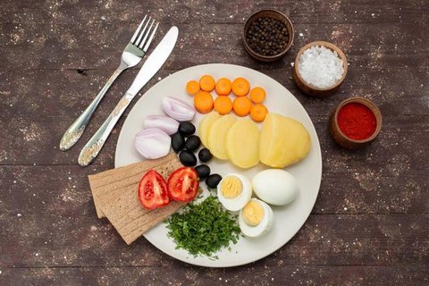 Pemeriksaan dengan alat tes gula darah bisa memberikan gambaran awal. (foto: pikisuperstar/freepik)