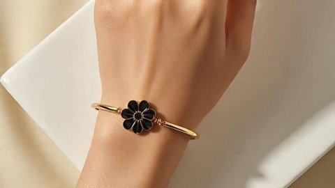 Ilustrasi Gelang Emas Mutiara (Photo by bristekjegor on Freepik)