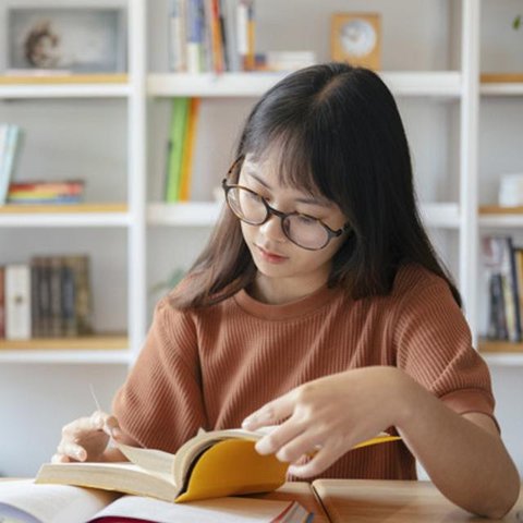 Ilustrasi orang percaya diri, cerdas, sukses, tersenyum. (Photo by ThisisEngineering RAEng on Unsplash)